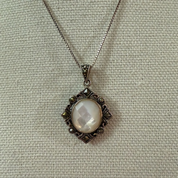 Elegant Silver Pendant Necklace - Picture 1 of 4